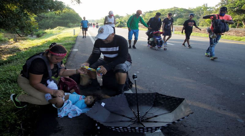 Enfermos y cansados migrantes reanudan caravana en M xico tras