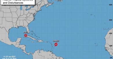 El mapa del Centro Nacional de Huracanes de EE. UU. muestra la ubicación de la onda tropical Fred y la tormenta tropical Grace el 14 de agosto de 2021 a las 11:27 de la mañana, hora del este de Estados Unidos.